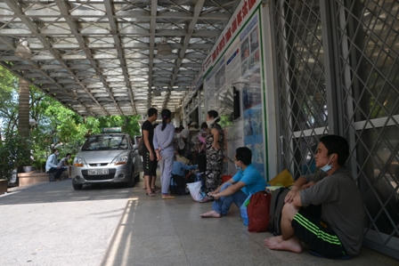 Hàng ngàn người vạ vật trong bệnh viện dưới cái nắng 39 độ C